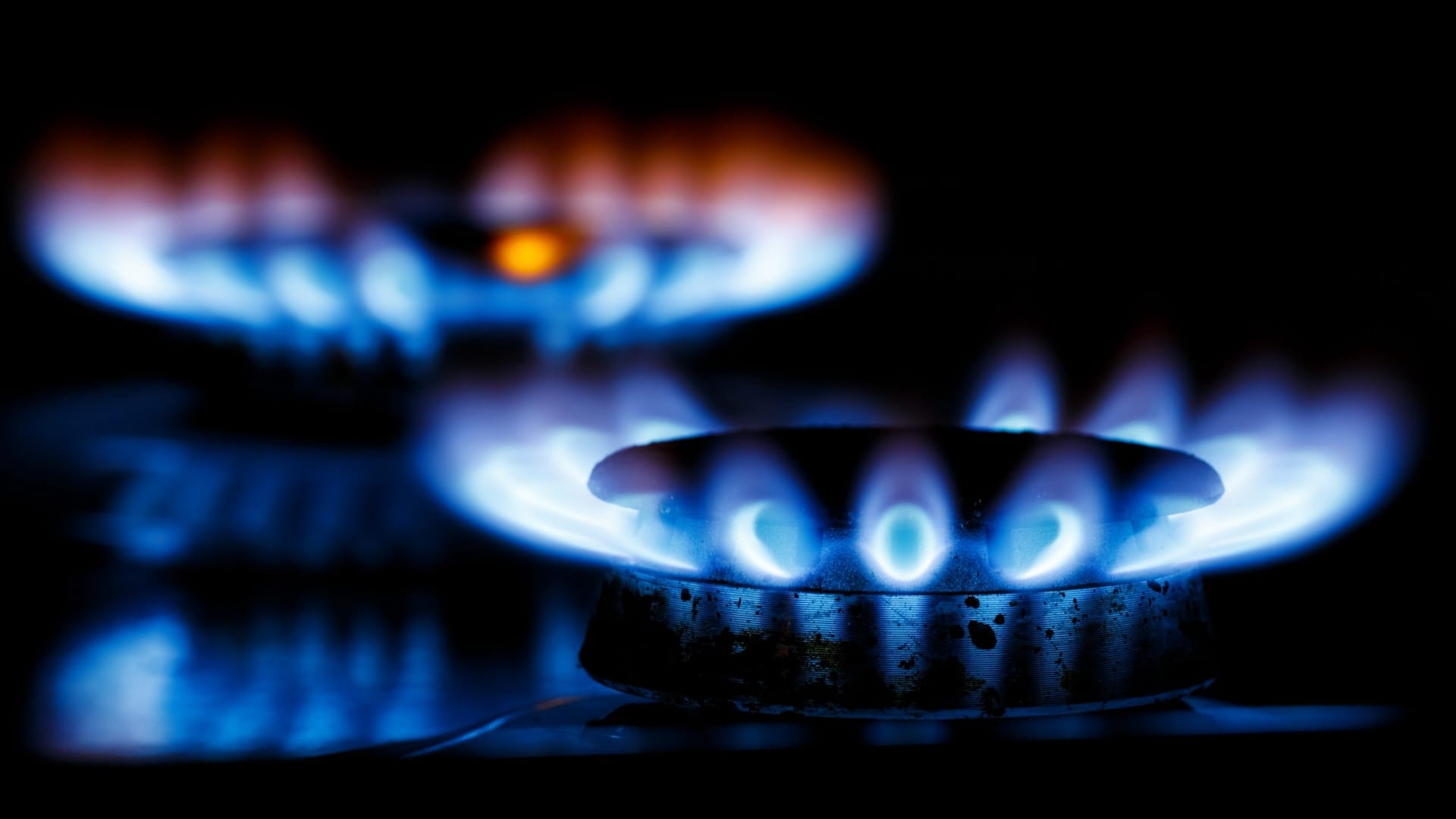 When was natural gas first used to heat homes?
