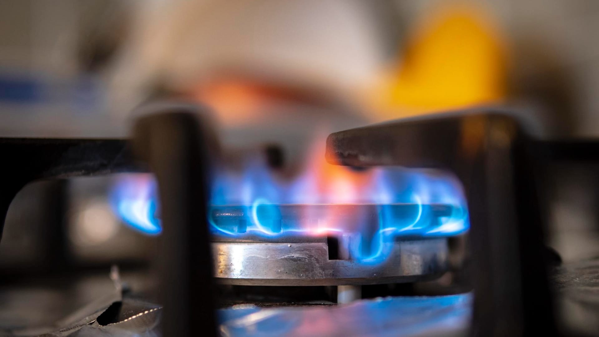 Blue vs. yellow natural gas flame color
